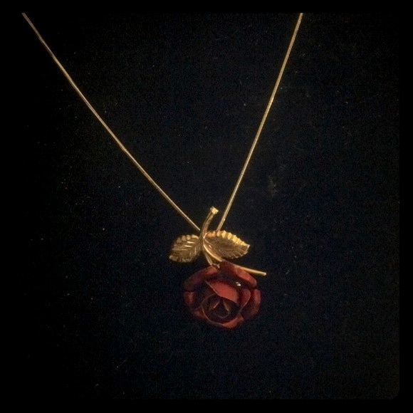 Beautiful Rose that suspends from a chain - Picture 1 of 4
